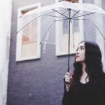 湿気がある日は大爆発…髪がうねるのを抑えるために日常で出来ること