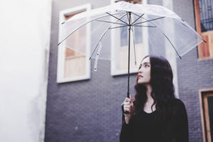 湿気がある日は大爆発…髪がうねるのを抑えるために日常で出来ること