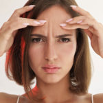 眉間にシワができる原因と対策｜簡単マッサージを紹介